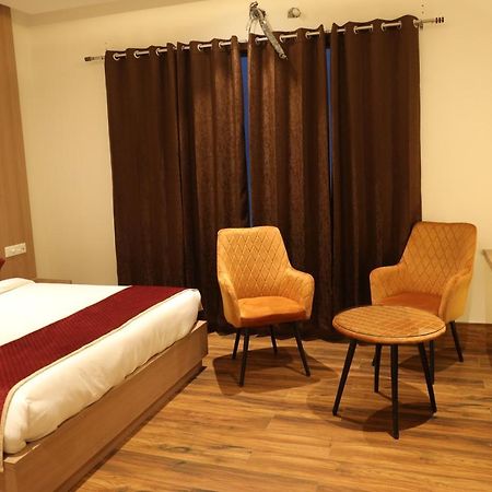 Hotel Crown Savoy, Near Railway Station & Guru Nanak Dev University Amritszár Kültér fotó