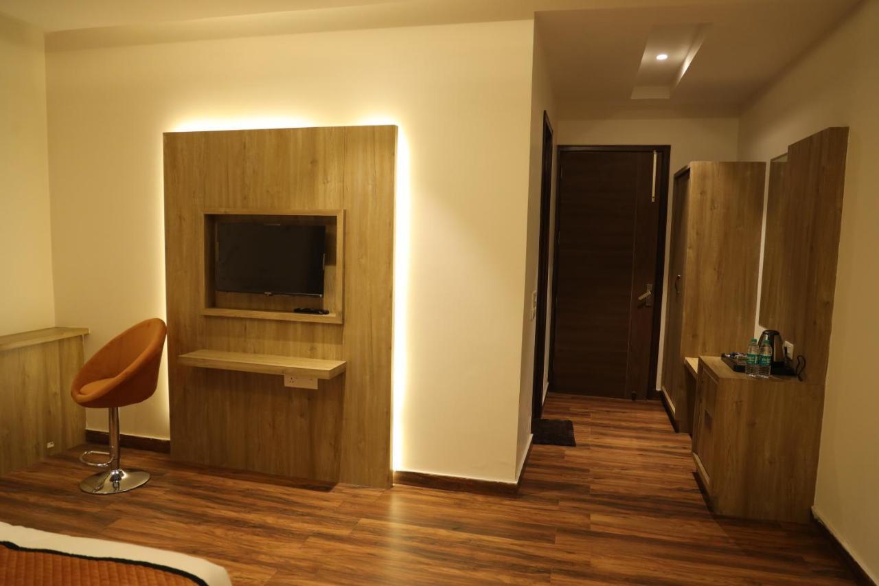 Hotel Crown Savoy, Near Railway Station & Guru Nanak Dev University Amritszár Kültér fotó