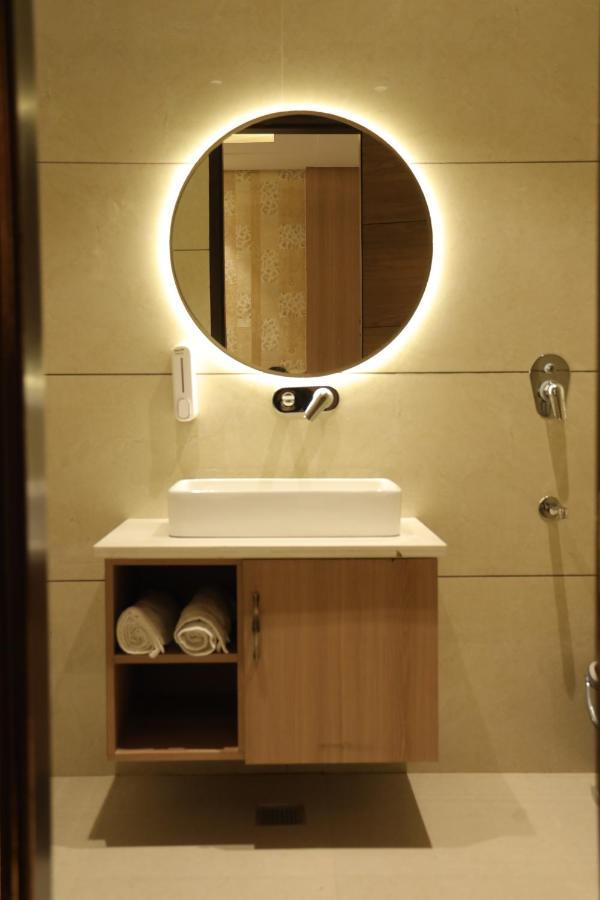 Hotel Crown Savoy, Near Railway Station & Guru Nanak Dev University Amritszár Kültér fotó