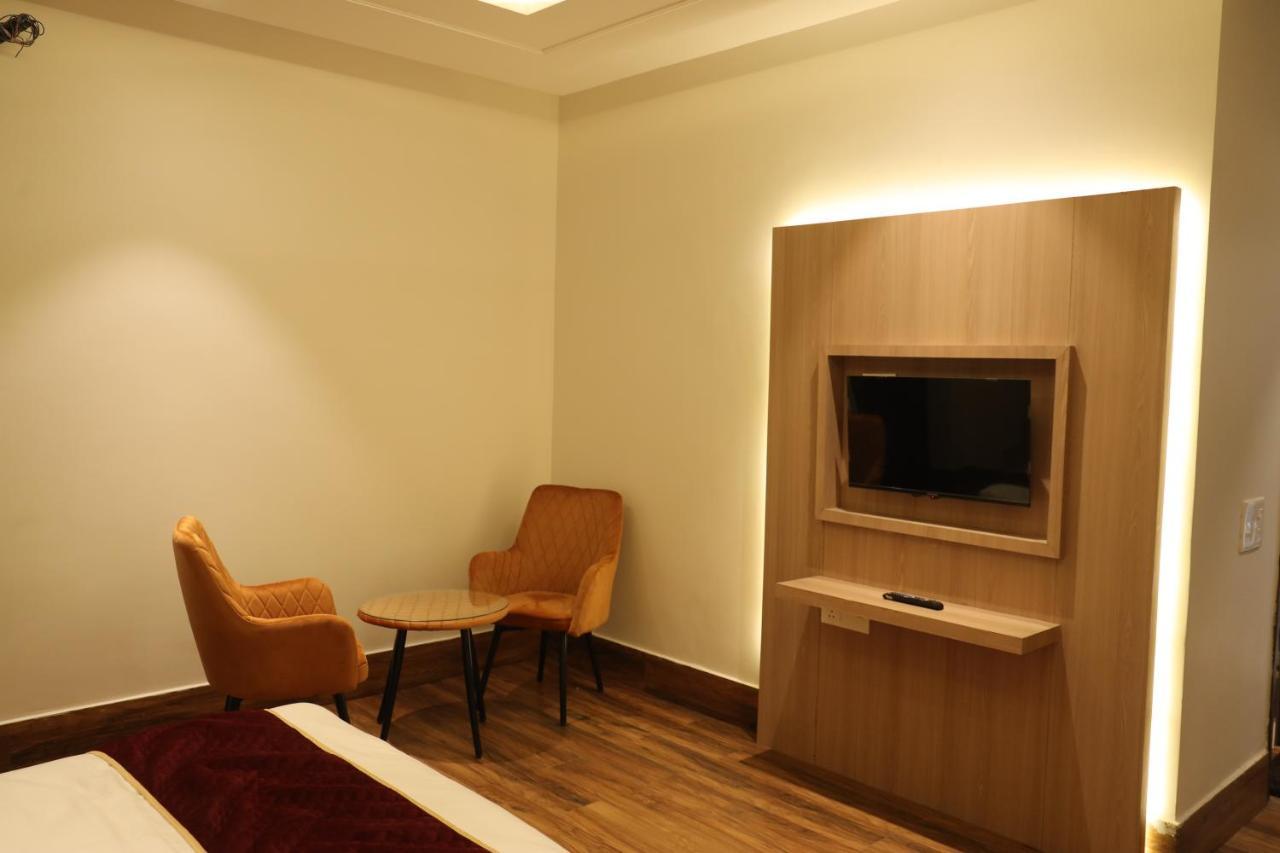 Hotel Crown Savoy, Near Railway Station & Guru Nanak Dev University Amritszár Kültér fotó