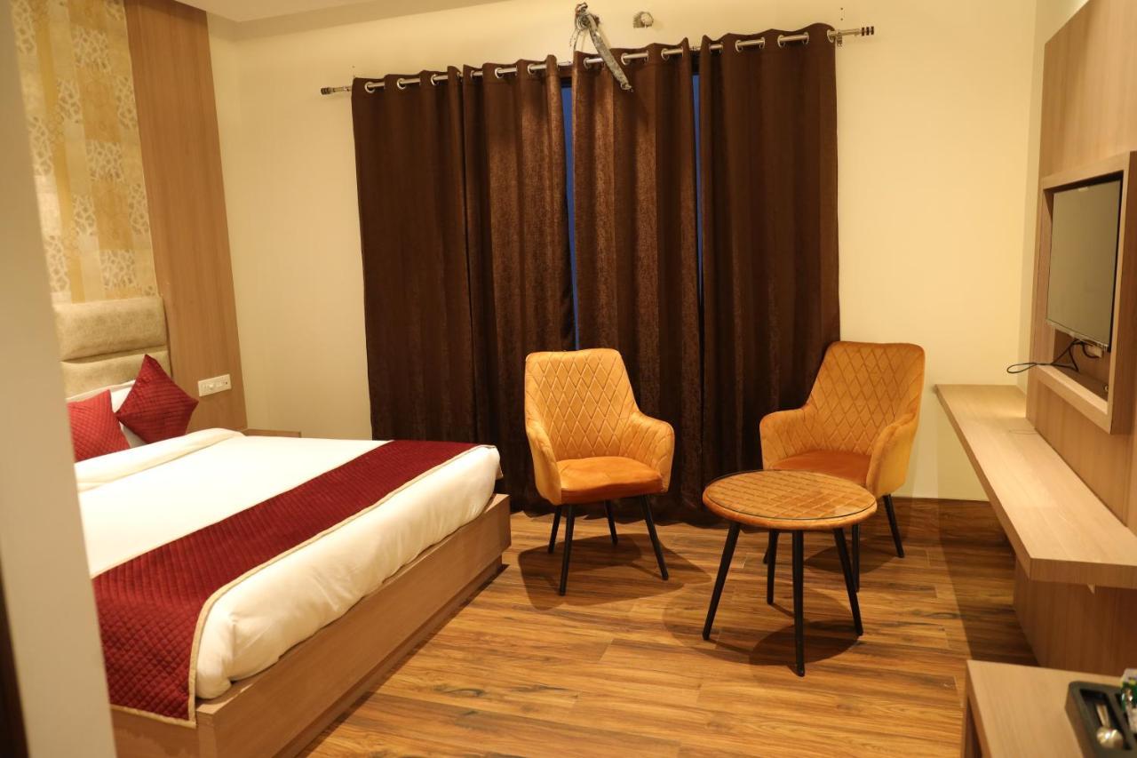 Hotel Crown Savoy, Near Railway Station & Guru Nanak Dev University Amritszár Kültér fotó