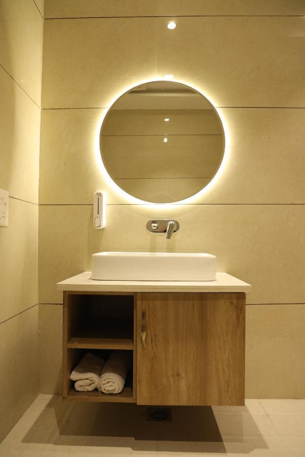 Hotel Crown Savoy, Near Railway Station & Guru Nanak Dev University Amritszár Kültér fotó