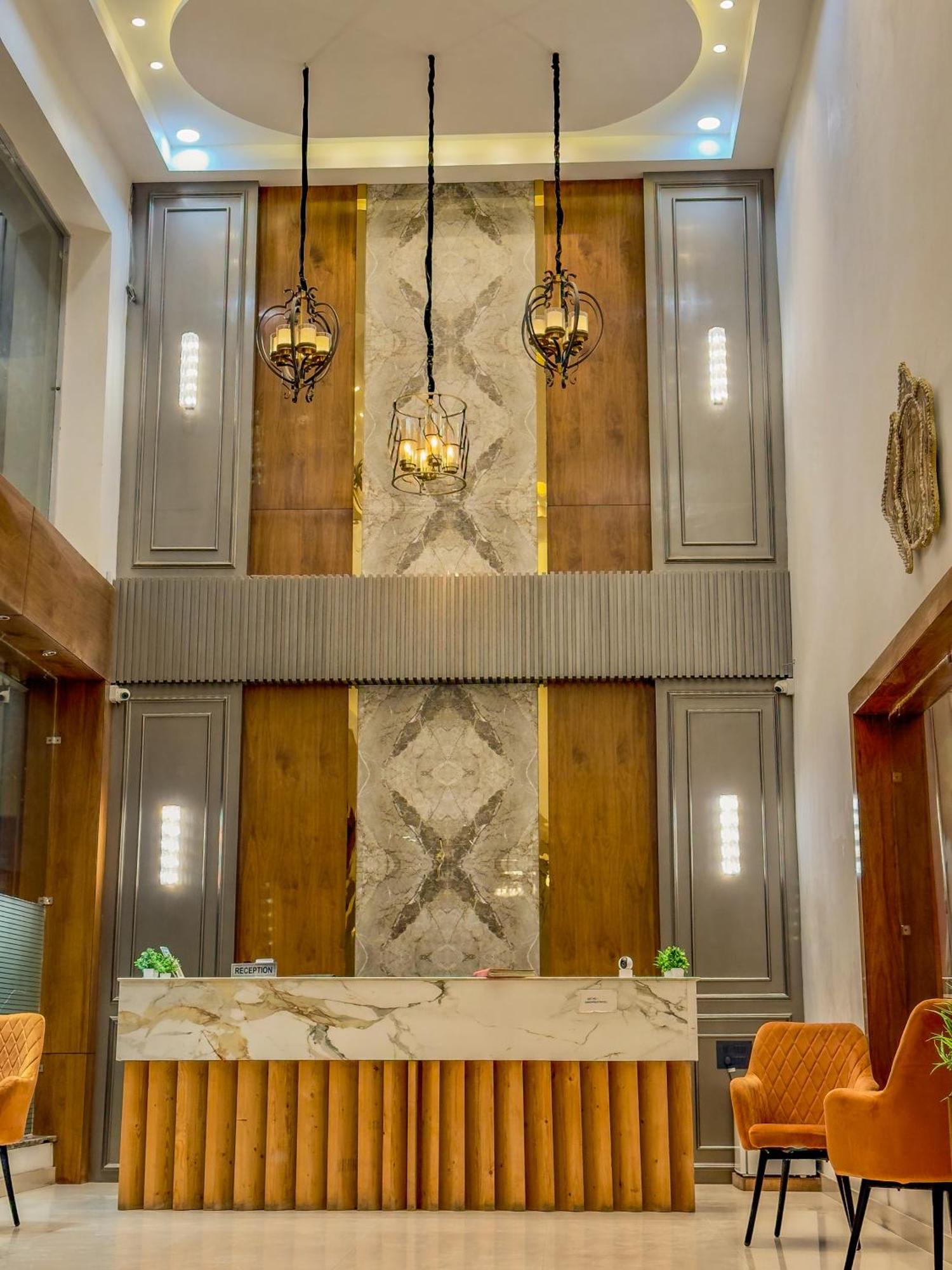 Hotel Crown Savoy, Near Railway Station & Guru Nanak Dev University Amritszár Kültér fotó